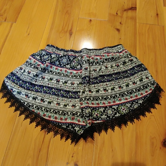 Side split shorts - Picture 2 of 4